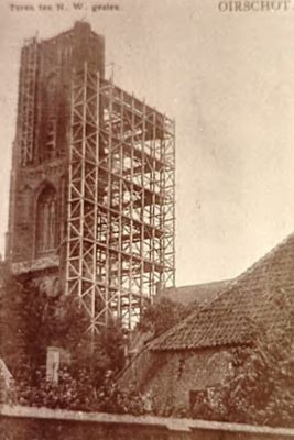 De toren in steigers tijdens de restauratie, 1906 (bron: RHCe)