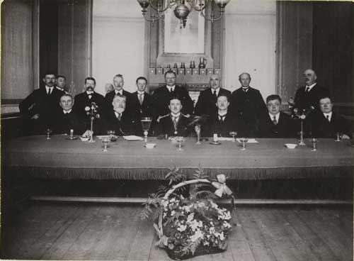 075445 – Raadsleden, met in het midden b verwiel, met links naast hem secretaris Canters, 1922