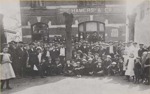 077120 - Sigarenfabriek Hamers & Co. Lind te Oisterwijk. Personeel met hun kinderen bij een feestelijke aangelegenheid ongeveer 1927.