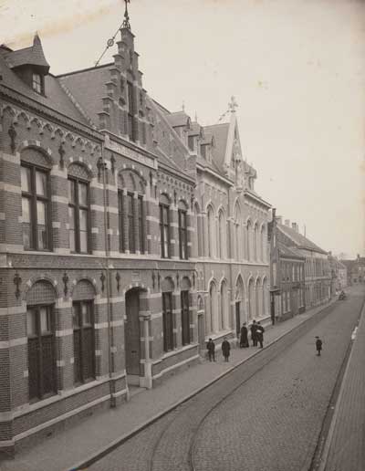 101760 – broederhuis met school, met daarnaast het weeshuis en het patronaat, 1910