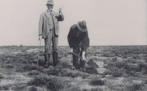 De heer Adam Roelvink op zijn peelontginning ergens op de Bunthorst, ca. 1915