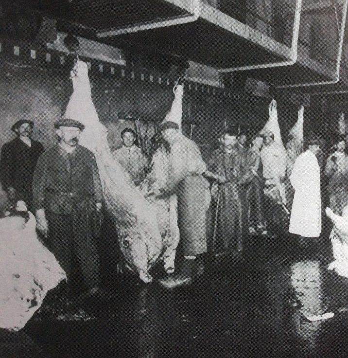 De foto: slachterij bij Hartog in 1916. Foto komt uit de Collectie BHIC.