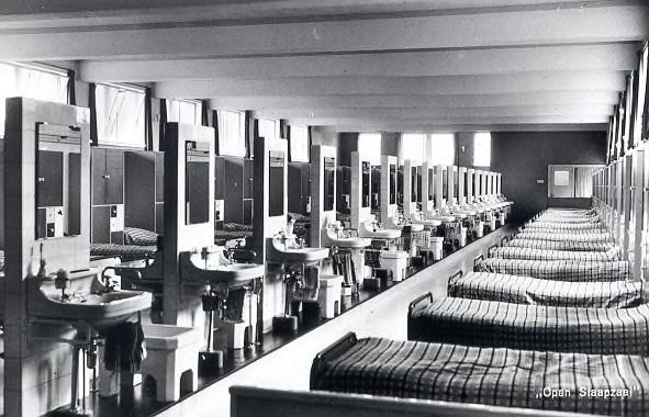 Slaapzaal van het Instituut St. Nicolaas, 1966 (bron: coll. Stadsarchief Oss, nr. BCC0158)