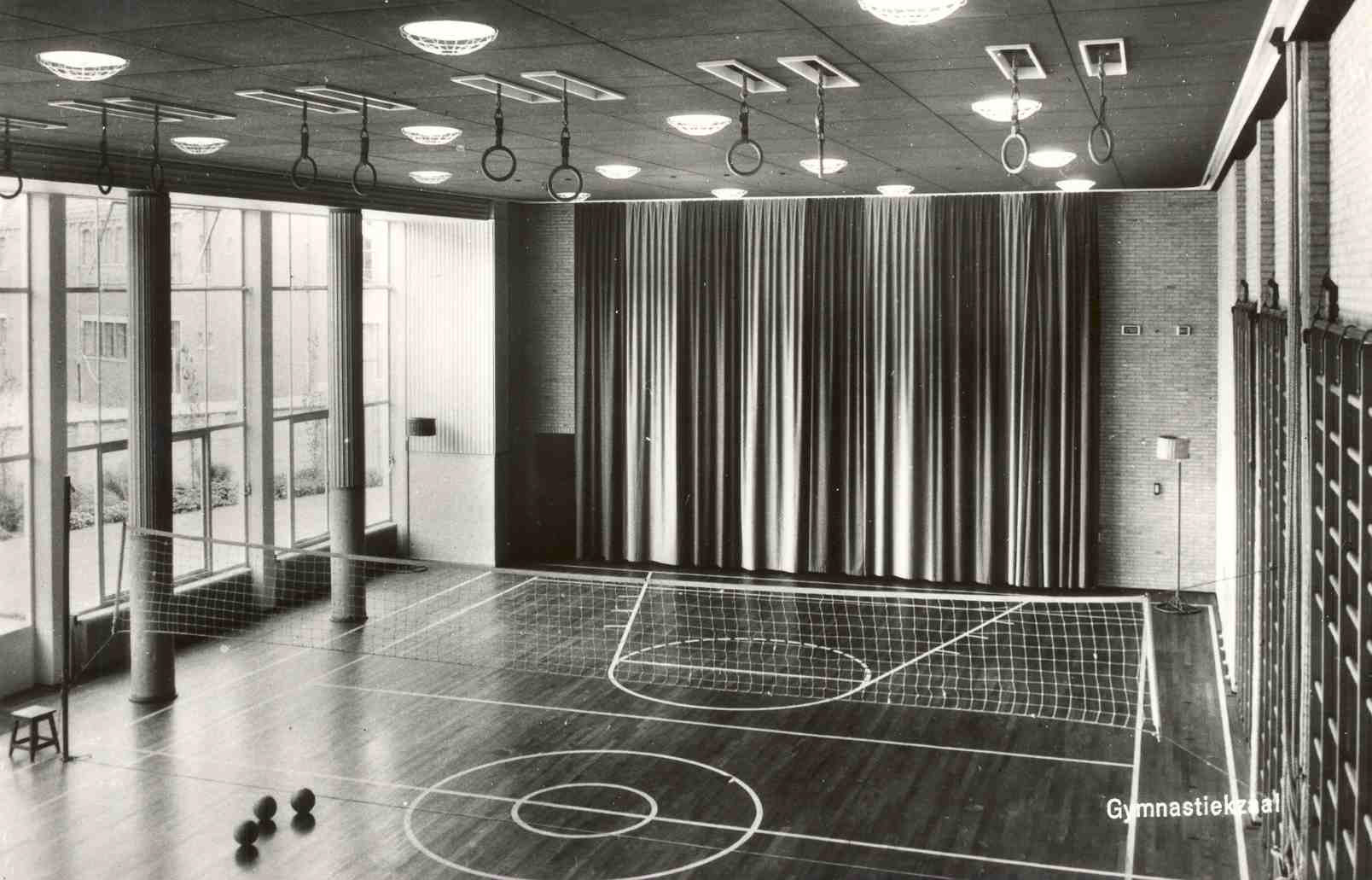Gymnastieklokaal van Instituut St. Nicolaas, 1966 (collectie Stadsarchief Oss BCC0160)