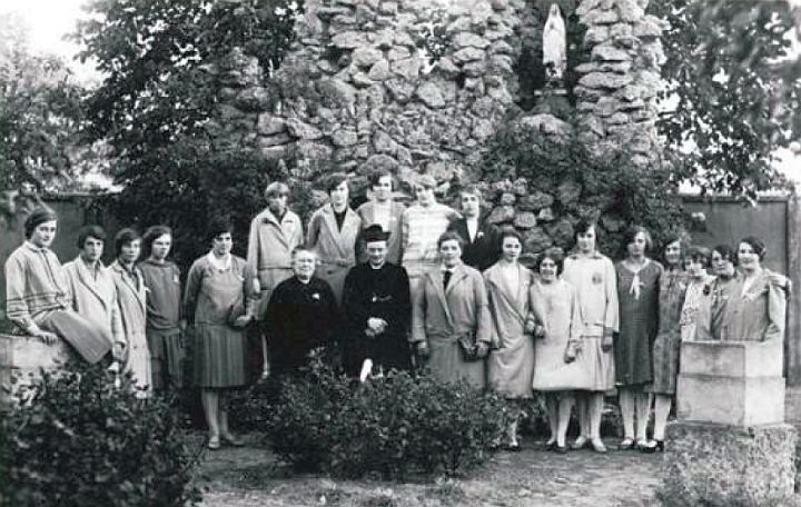 Groep vrouwen met een priester bij de Lourdesgrot (bron: heemkundekring Het Zuidkwartier)