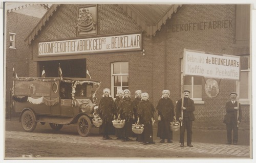 Ossendrecht, Promotiegroep van stoompeekoffiefabriek Gebroeders de Beukelaar te Ossendrecht (WBA, Foto Archief Bergen op Zoom, BOZ001034233)