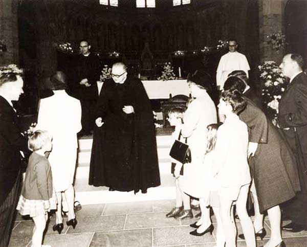 Pastoor A. Geerts van de Parochie H.H. Martelaren van Gorkum tijdens de viering van zijn gouden priesterfeest, 27 mei 1968. (West-Brabants Archief, RKEG048, foto: C.K.H. (Coen) Leman)