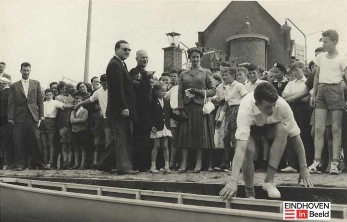 Pastoor A.J.A.M. Holtus tijdens een te waterlating in het Eindhovens kanaal, 1959. (Foto: Wil Deckers, bron: collectie Eindhoven in Beeld, id.nr. 34794)