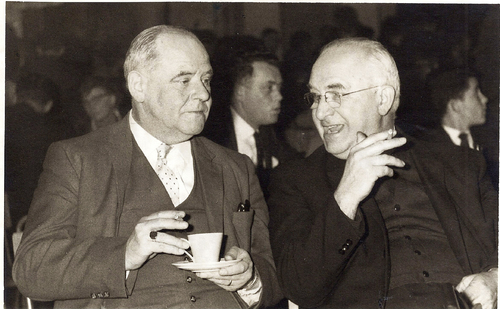 Burgemeester de Grauw van Baarle-Nassau en pastoor Koenraadt, c. 1960 (coll. Heemkundekring Amalia van Solms, fotonr. #000127)