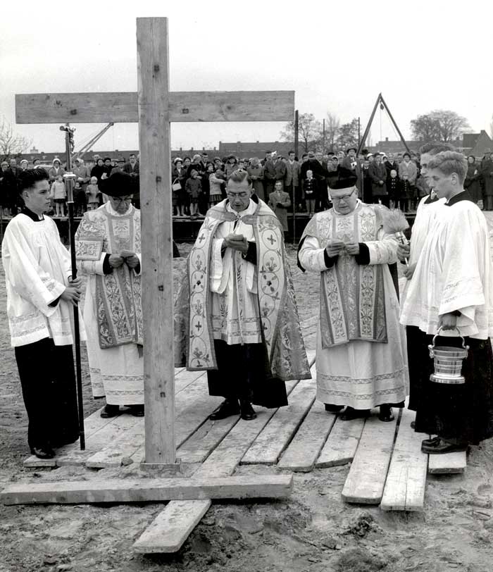 Pastoor Th. van den Bom (rechts), zijn voormalige kapelaan A. Lazeroms (midden) en deken A. Boumans (links), tijdens de eerste steenlegging van de kerk De Goede Herder in 1959. Foto: Hans Chabot, bron: coll. Stadsarchief Breda, nr. 19670284