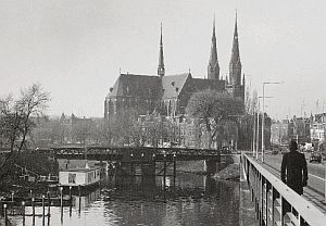Situatie rond 1970; op de achtergrond de Leonarduskerk