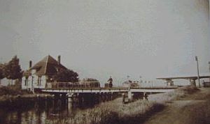 1939: achter de draaibrug is de nieuwe betonnen brug in aanbouw