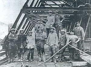 Arbeiders bij de bouw van de brug