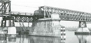 De herstelde brug in 1947. Klik voor een totaalbeeld