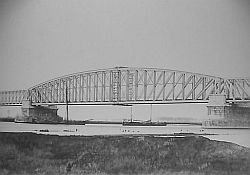 Voltooiing 1870: de Maas stroomt onder de spoorbrug door