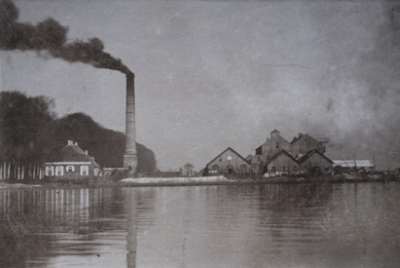 De papierfabriek te Dussen-Keizersveer omstreeks 1890 kort na de voltooiing van het graven van het eerste baanvak, Holleke-Dussensche Gantel, van de Bergsche Maas