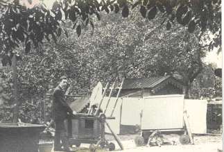 De architect in zijn fotostudio (foto BHIC, BCE2035), opname van rond 1910