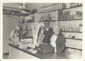 Antonia Boons weegt voor het laatst suiker af, 1962