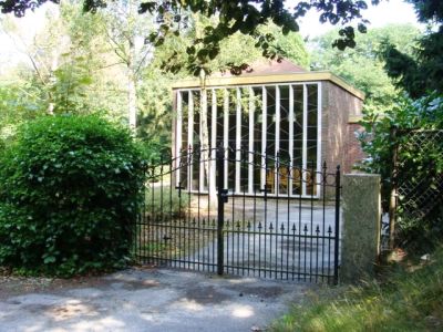 Hoofdingang en aula+ mortuarium van de begraafplaats van Vrederust. (er is een kleiner hekje voor het grote hek voor dagelijkse bezoekers)