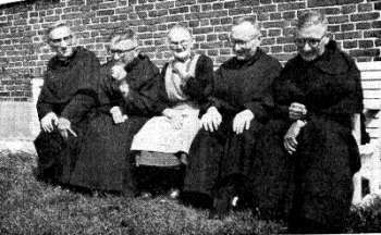 De vier paters Van Wanroij met hun moeder