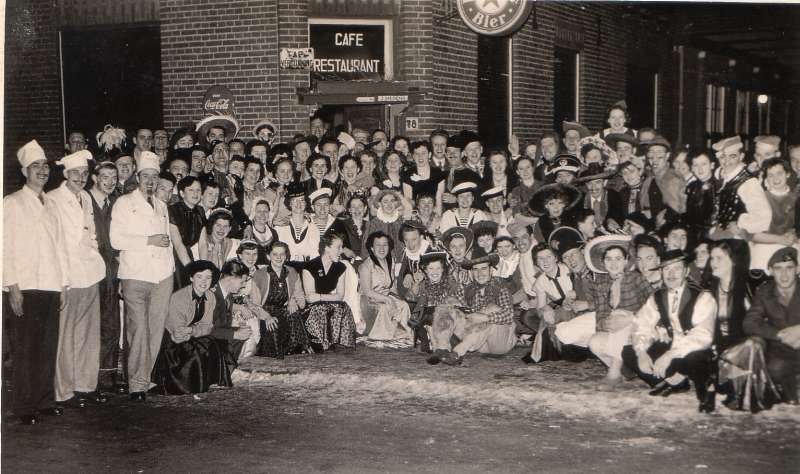 De eerste carnavalisten café Flora, 1953