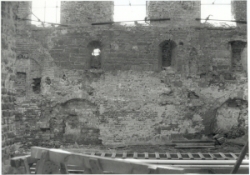 onderaan de restanten van de 12-eeuwse muur