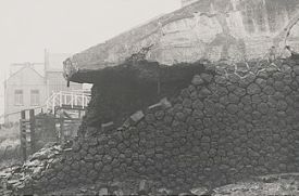De ingang van de haven met een ingestorte muur van bastion Bekaf