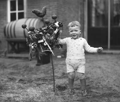 Jong kind met tak tijdens Palm-Pasen, Vught 1936 (foto: Fotopersbureau Het Zuiden, bron: coll. BHIC, fotonummer 1634-006507