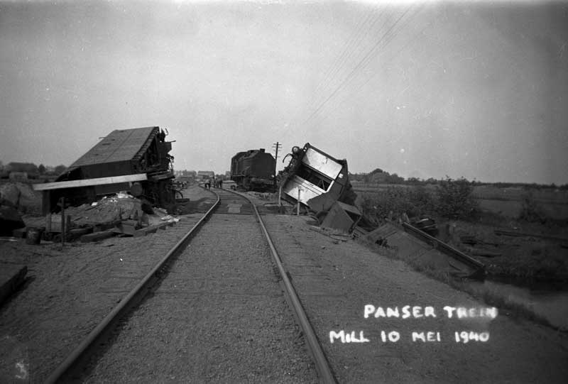 Duitse troepen wisten op 10 mei 1940 met een pantsertrein door de Peel-Raamstelling te dringen. Op de terugweg richting het oosten lieten Nederlandse militairen hem bij Mill ontsporen (foto: Martien Hermsen (© fam. Hermsen). Bron: BHIC, fotonummer 1931-000259)