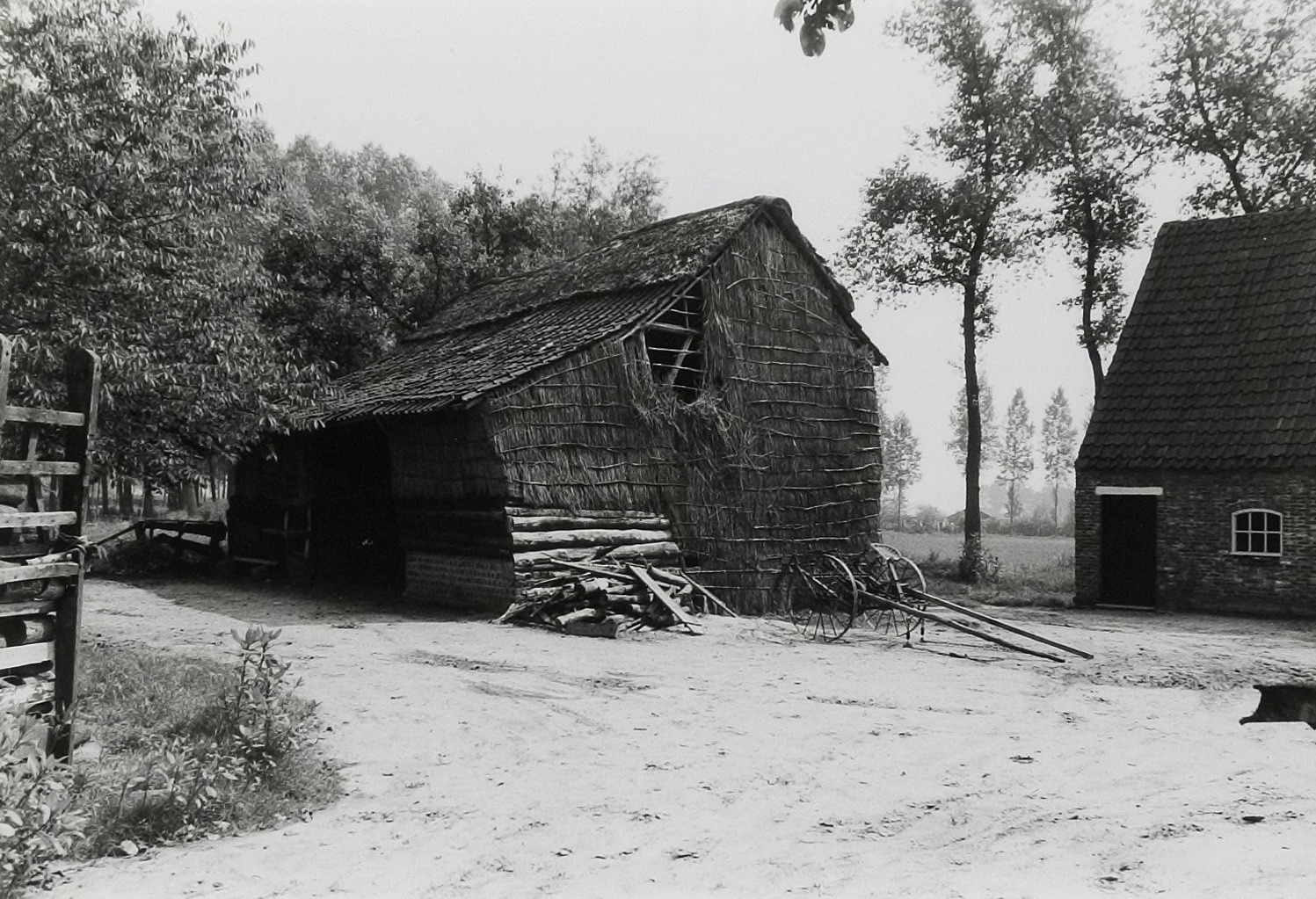Een schuur achter de boerderij van Nelis van de Sande aan de Kasterensestraat 14,Liempde 1980 (foto: Wies van Leeuwen/Provincie Noord-Brabant, collectie BHIC PNB001039400)