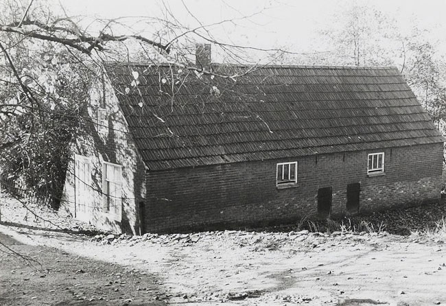 Gebouw bij het stuwcomplex, Lithoijen 1988 (foto: Wies van Leeuwen/ Provincie Noord-Brabant, collectie BHIC PNB001040234)