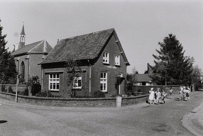 Huize Anna, kloosterstraat 2 Vierlingsbeek 1990 (foto: Wies van Leeuwen/ Provincie Noord-Brabant, collectie BHIC PNB001070166)