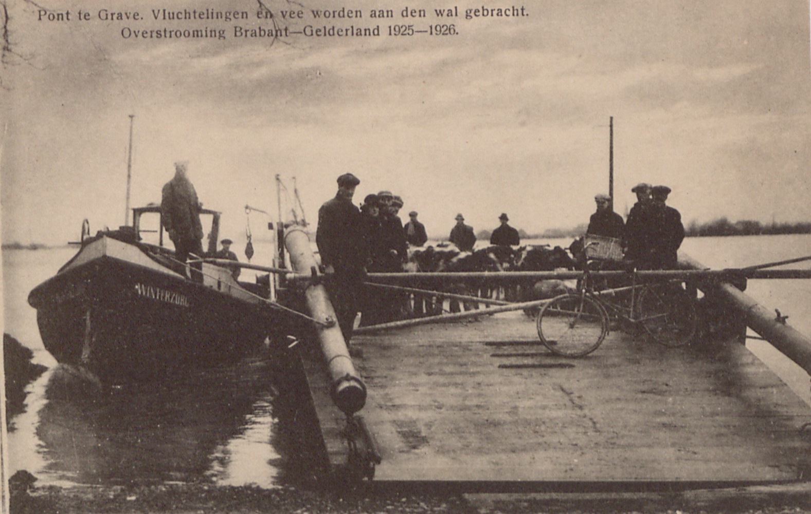 De pont 'Winterzorg' brengt vluchtelingen en vee in veiligheid bij de watersnood in 1926