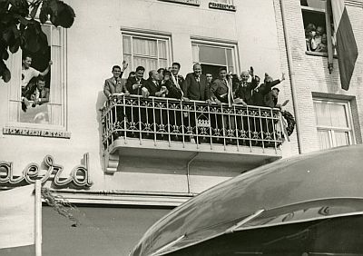 De selectie van PSV op het balkon van 't Silveren Seepaerd na het behalen van de landstitel, 9 juni 1963. Fotograaf: Frans Joseph van Mierlo, Foto Visie. Foto: RHC Eindhoven, nr. 258885.002. 