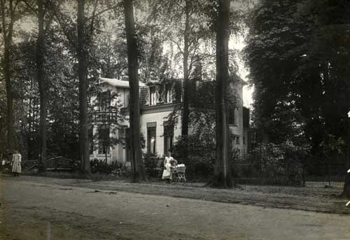 Raamdonk, Villa Margaretha aan de Wilhelminalaan. De villa werd in 1906 gebouwd door een familielid van notaris Van der Meer, 1910 (RAT, 601010)