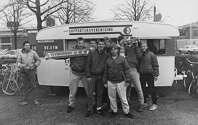 Supporters van RBC voor de caravan van de Supportersvereniging, 1985. Fotograaf: Bram Visser, Raadhuisstraat 97, Roosendaal. Foto: Gemeentearchief Roosendaal, nr. K13595.