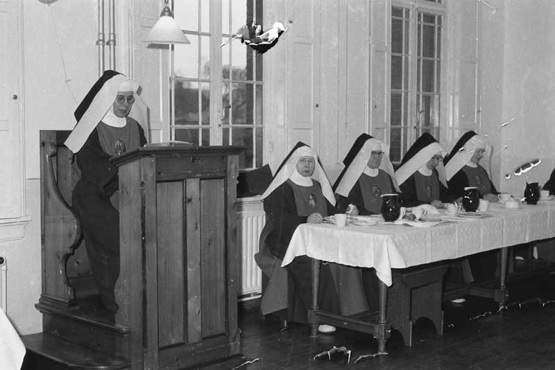 Redemptoristinnen in Velp aan de maaltijd (foto: Jean Smeets. Bron: BHIC, fotonummer 1907-004010)