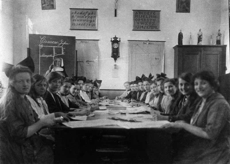 Zuster Egidia met haar leerlingen, c. 1921 (BHIC, Beeldcollectie Ton Cruijsen nr. 1903-000264)