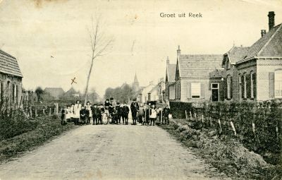 De zuivelfabriek (rechts) op een ansichtkaart van vóór 1925.
