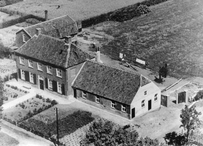 Het woonhuis van de familie Smits; links de wasblekerij voor het bleken van kaarsen (ca. 1952)