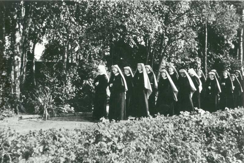 Zusters in de tuin van het klooster, c. 1960-1965 (Bron: BHIC, Beeldcollectie Ton Cruijsen nr. 1903-001896)