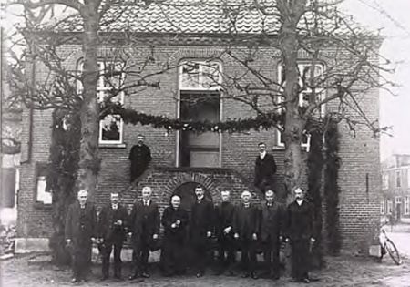 Het gemeentebestuur in 1918, met (o.a.) vlnr Van Doren, Tops, Van Lieshout, pastoor Kloppenburg en de latere burgemeester Baken (foto: J. Tops, RHCe)