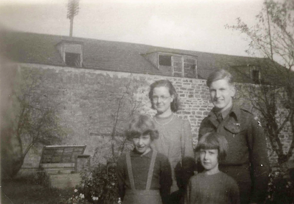 Engelse militair John ? met zijn gezin (echtgenote Margaret, May Rose en Barbara)