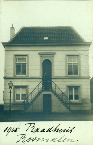Het raadhuis in Rosmalen in 1905. Op het bordes staat een veldwachter (Collectie Gemeente ’s-Hertogenbosch, afdeling Erfgoed)