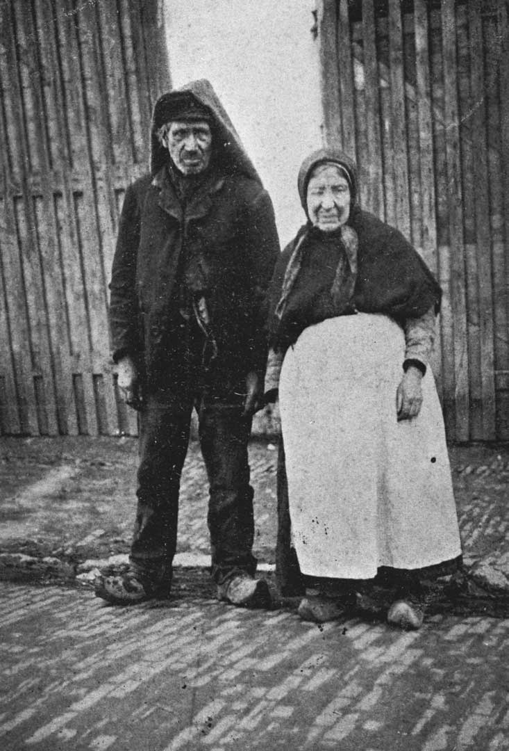 Kolensjouwer Jan Muller en zijn zus in Grave (foto: Jean Smeets. BHIC fotonr. 1907-000750)