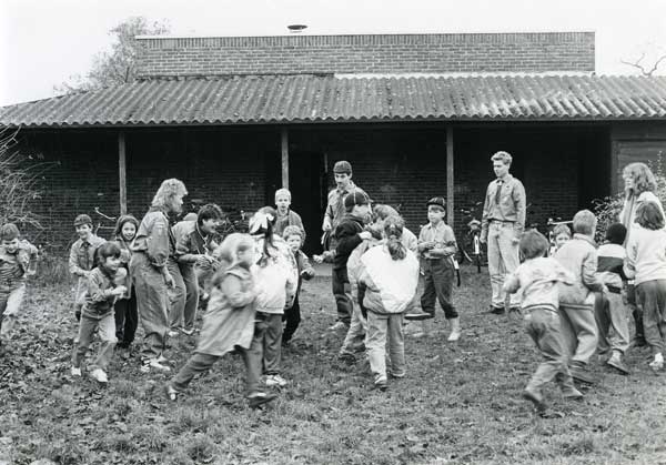Kinderen spelen bij het toen nieuwe onderkomen aan de Vluchtoord, 1988 (bron: BHIC)