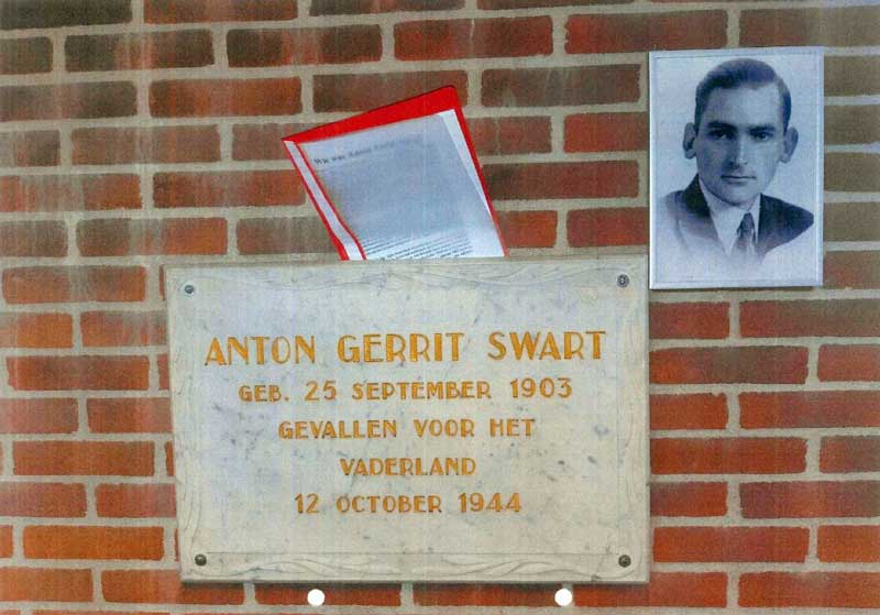 Gedenkplaat Anton Gerrit Swart. Politiebureau Veendam.