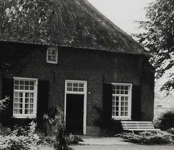 Het aangepaste bovenlicht (detail van een foto van Wies van Leeuwen / Provincie Noord-Brabant, 1981. Bron: BHIC, fotonummer PNB001061230)