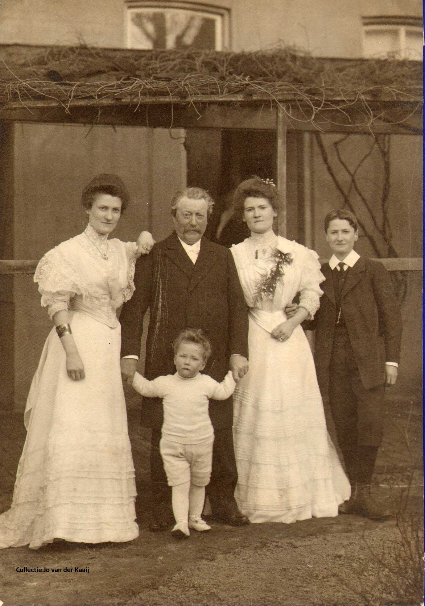 Wilhelmus van der Hagen met zijn stiefdochters Philomena en Theodora Raijmakers en zijn zoon Hein. Het kleine jongetje is het oudste zoontje van Theodora (Collectie Jo van der Kaaij)