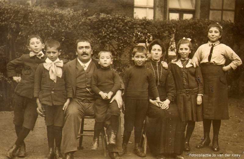 Familie Harrie van de Kamp van de Rijt met Janus, Jan, Lambèr (bij vader) Piet, Antoinet, Maria (1910). Bron: coll. Jo van der Kaaij